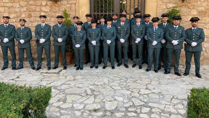 Los nuevos efectivos de la Guardia Civil destinados a la zona de Sigüenza posan, con uniforme de gala, en el parador.