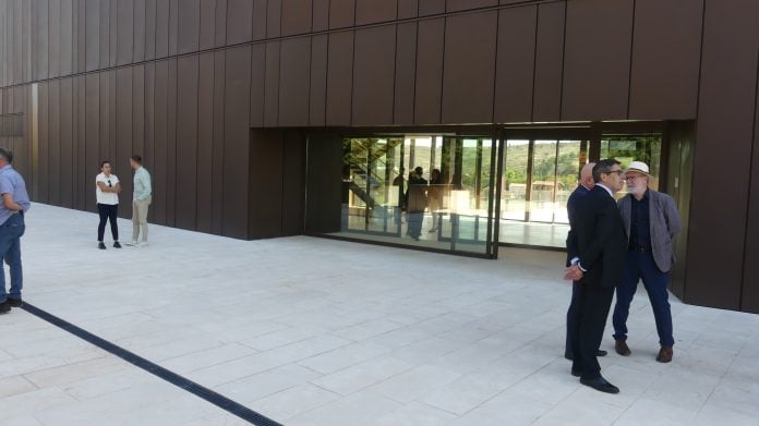 Entrada al parador de turismo de Molina de Aragón, antes de su frustrada inauguración. (Foto: La Crónic@)