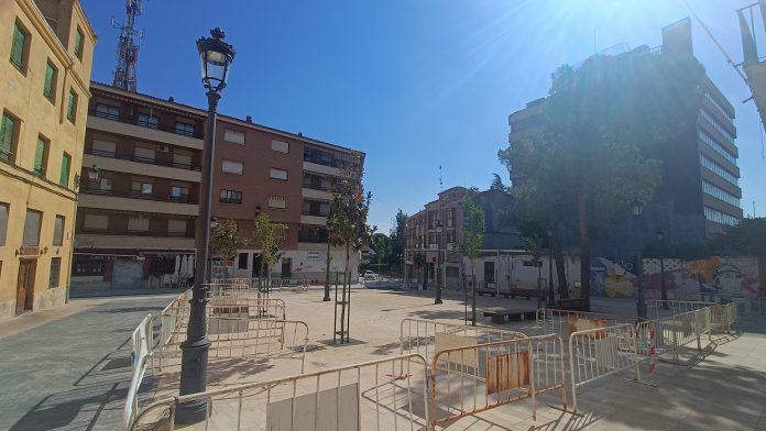 El sol cae a plomo sobre la todavía inacabada plaza de San Esteban a mediados de julio de 2024. (Foto: La Crónic@)