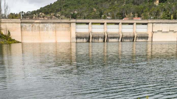 La presa del embalse de Entrepeñas en el verano de 2024. (Foto: EP)