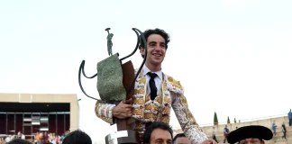 Víctor Hernández sale a hombros de la plaza de Móstoles con el trofeo que le acredita como triunfador de la Copa Chenel en 2024.
