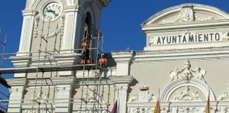 En martes y 13 han comenzado este mes de agosto los trabajos sobre la fachada del Ayuntamiento de Guadalajara. (Foto: La Crónic@)