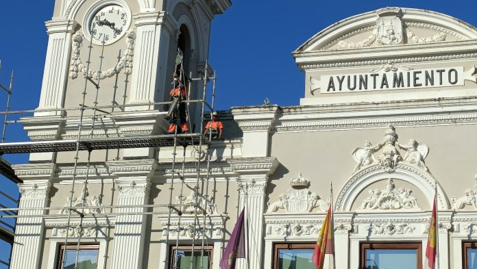 En martes y 13 han comenzado este mes de agosto los trabajos sobre la fachada del Ayuntamiento de Guadalajara. (Foto: La Crónic@)