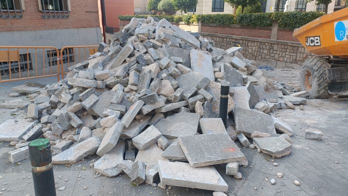 Construcción y obra pública se están nutriendo en España, esencialmente, de trabajadores extranjeros. En la imagen, obras de reforma de la calle Cervantes de Guadalajara el 13 de agosto de 2024. (Foto: La Crónic@)