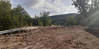 Carretera cortada todavía este sábado por las intensas lluvias de la víspera. (Foto: Ayto. Brihuega)