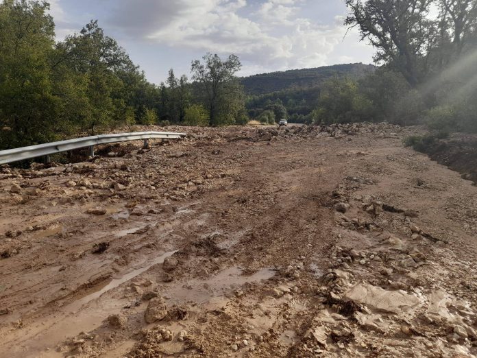 Carretera cortada todavía este sábado por las intensas lluvias de la víspera. (Foto: Ayto. Brihuega)