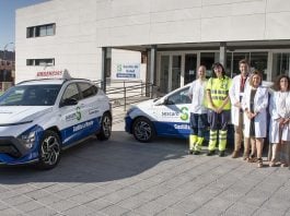 Dos de los nuevos vehículos del SESCAM en Guadalajara, en su presentación en las Urgencias de Manantiales. (Foto: SESCAM)