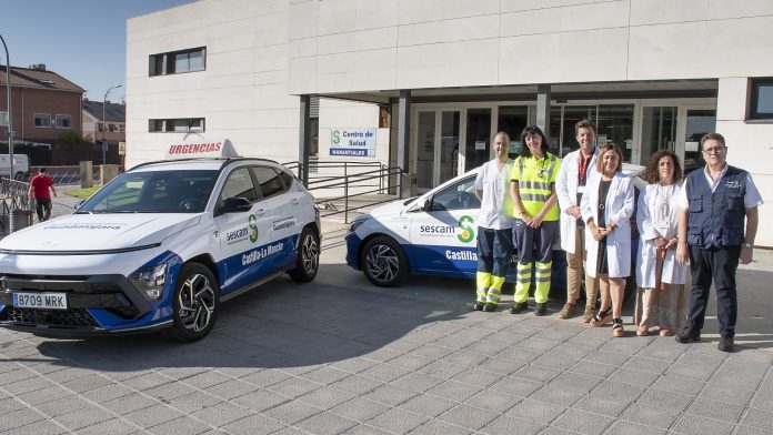 Dos de los nuevos vehículos del SESCAM en Guadalajara, en su presentación en las Urgencias de Manantiales. (Foto: SESCAM)