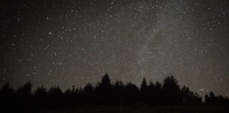 Lluvia de Perseidas vista desde la sierra de Os Ancares, el 13 de agosto de 2023, en Lugo. Las Perseidas, popularmente conocidas como las lágrimas de San Lorenzo debido a que su apogeo suele acercarse al tiempo a las festividades de este santo, son una prolífica lluvia de meteoros anual durante los meses de julio y agosto. (Foto: Carlos Castro / EP)