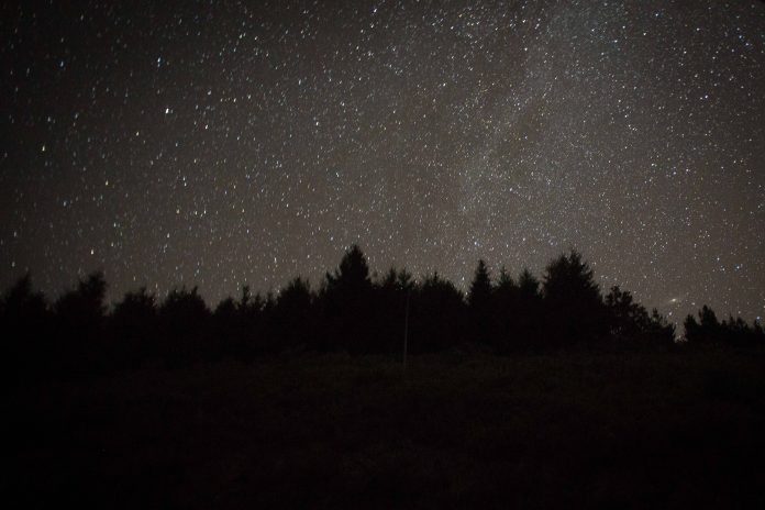 Lluvia de Perseidas vista desde la sierra de Os Ancares, el 13 de agosto de 2023, en Lugo. Las Perseidas, popularmente conocidas como las lágrimas de San Lorenzo debido a que su apogeo suele acercarse al tiempo a las festividades de este santo, son una prolífica lluvia de meteoros anual durante los meses de julio y agosto. (Foto: Carlos Castro / EP)