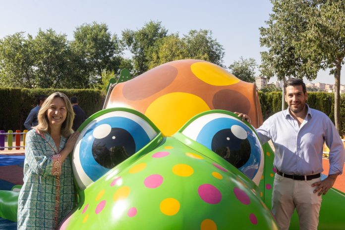 Ana Guarinos y José Luis Alguacil en el renovado parque del Nuevo Alamín.