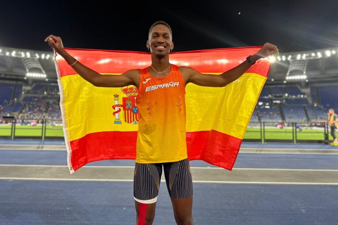 Jordan Díaz, con la bandera de España cuando se proclamó campeón de Europa de triple salto.