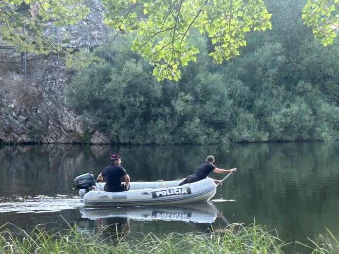 Parte del dispositivo para localizar el cadáver del joven maliense ahogado en el Duero a su paso por Soria, encontrado y recuperado por los GEO.