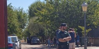 Agente de la Guardia Civil en el campo de fútbol de Mocejón, donde ha fallecido apuñalado un niño de 10 años. (Foto: EP)