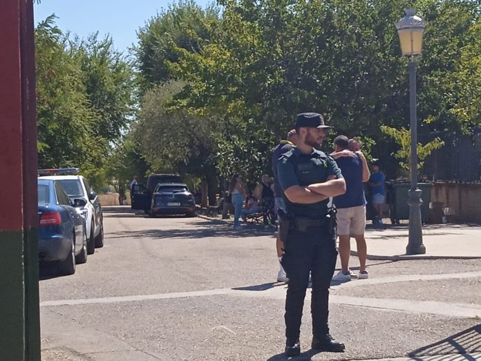 Agente de la Guardia Civil en el campo de fútbol de Mocejón, donde ha fallecido apuñalado un niño de 10 años. (Foto: EP)