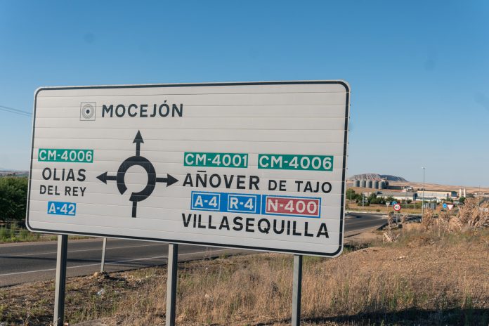 Una señal de tráfico indicando la dirección a Mocejón, el 18 de agosto de 2024, día del asesinato. (Foto: EP)