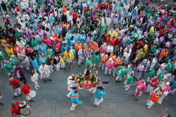 Pidiendo las vaquillas en las fiestas de Calatayud, dedicadas a San Roque.