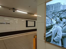 Paneles alusivos al Muro de Berlín en la estación de metro de Potsdamer Platz. (Foto: La Crónic@)