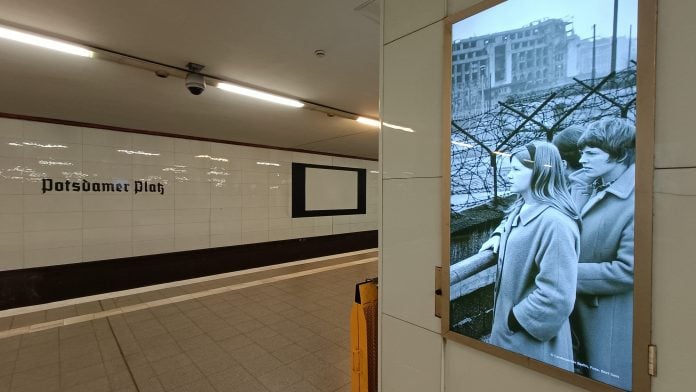 Paneles alusivos al Muro de Berlín en la estación de metro de Potsdamer Platz. (Foto: La Crónic@)