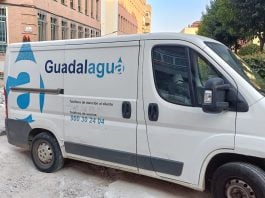 Furgoneta de Guadalagua, durante una reparación en la ciudad. (Foto: La Crónic@)