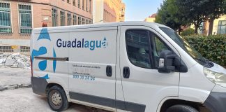 Furgoneta de Guadalagua, durante una reparación en la ciudad. (Foto: La Crónic@)