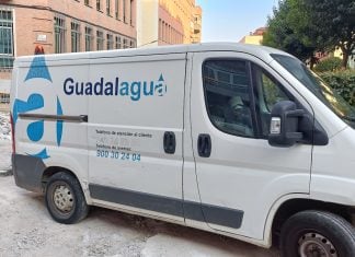 Furgoneta de Guadalagua, durante una reparación en la ciudad. (Foto: La Crónic@)