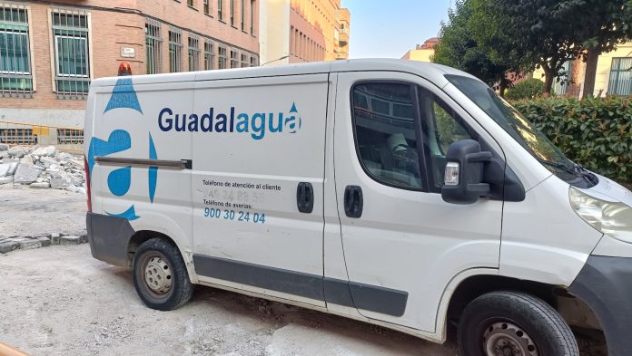 Furgoneta de Guadalagua, durante una reparación en la ciudad. (Foto: La Crónic@)