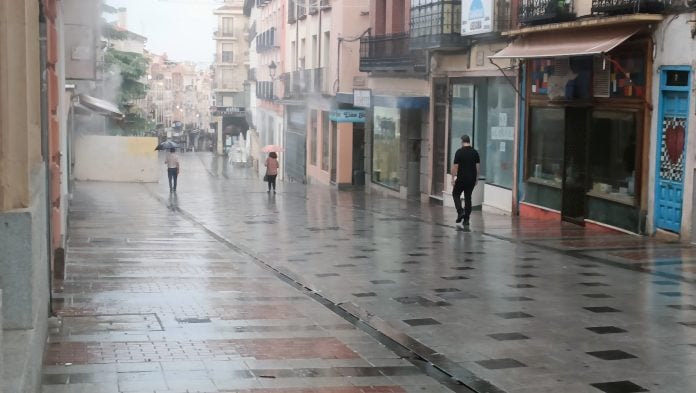 Está siendo habitual que la lluvia sorprenda a los viandantes en estos últimos días del mes de agosto de 2024, como en esta imagen de la Calle Mayor de Guadalajara. (Foto: La Crónic@)