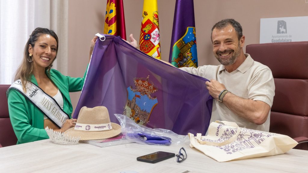 Javier Toquero, con la candidata a Miss Global, en imagen distribuida por el Ayuntamiento de Guadalajara.