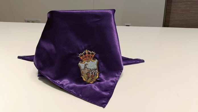 Pañuelo morado de Guadalajara, de la calidad que utiliza el departamento de Protocolo del Ayuntamiento. (Foto: La Crónic@)