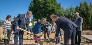 Page y Guarinos junto a Bellido, además de otros cargos políticos, en la primera piedra de este lunes en Guadalajara. (Foto: JCCM)