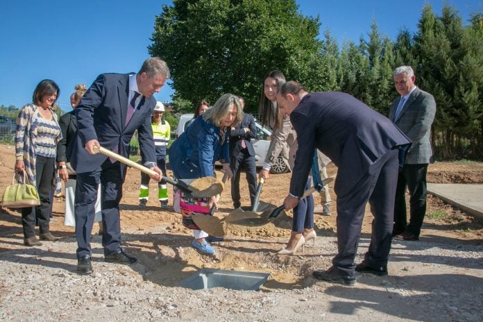 Page y Guarinos junto a Bellido, además de otros cargos políticos, en la primera piedra de este lunes en Guadalajara. (Foto: JCCM)