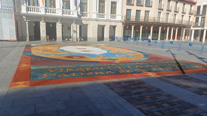 Alfombra de serrín preparada en la Plaza Mayor el 8 de septiembre de 2024. (Foto: La Crónic@)