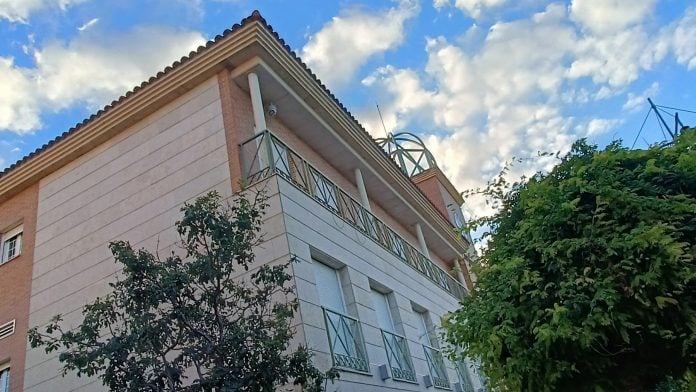 Ayuntamiento de Cabanillas en el amanecer del 14 de septiembre de 2024. (Foto: La Crónic@)