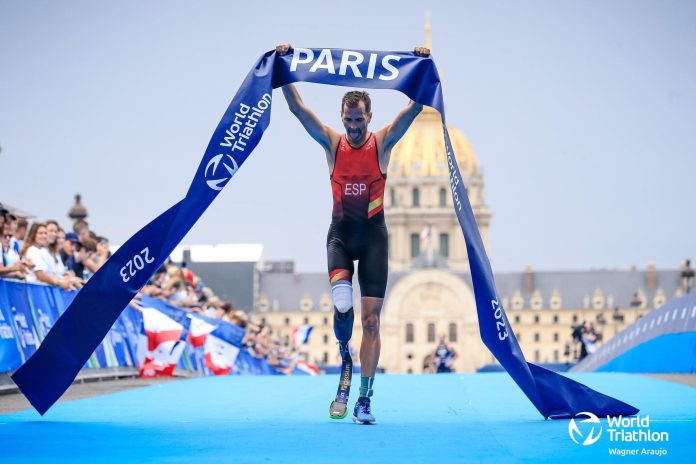 Dani Molina entrando campeón, precisamente, en París en el año 2023.