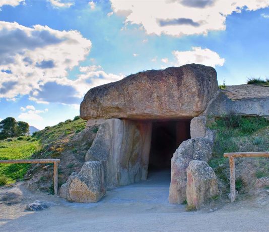 Dolmen de Menga (Antequera, Málaga) desde el exterior. (Foto: Leonardo García Sanjuán)