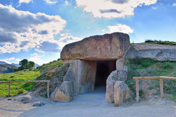 Dolmen de Menga (Antequera, Málaga) desde el exterior. (Foto: Leonardo García Sanjuán)