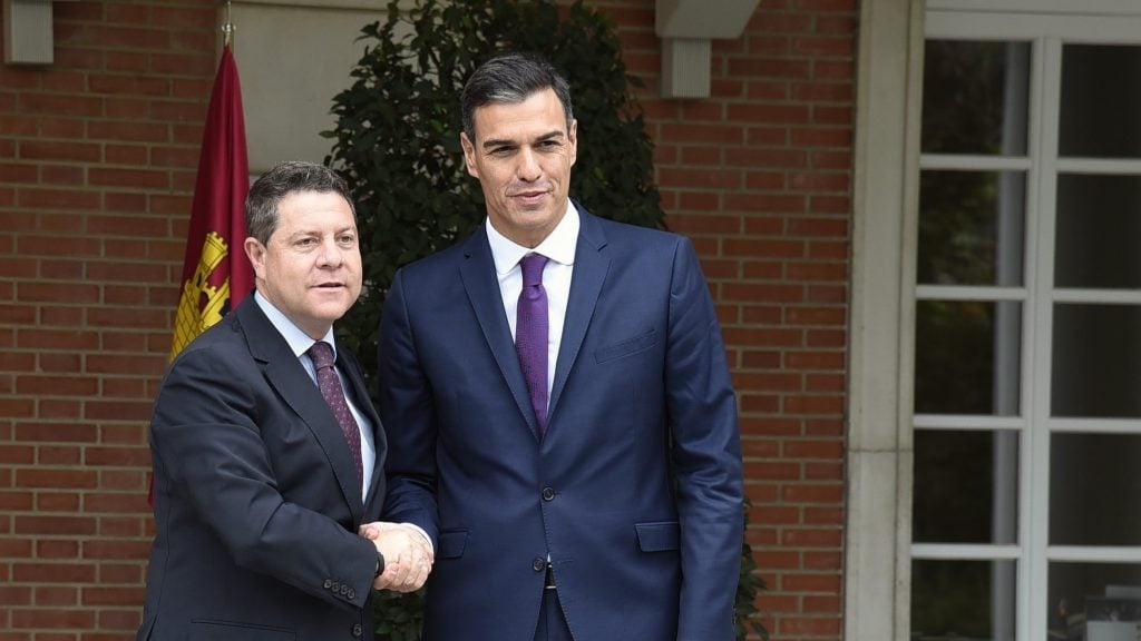 García-Page y Pedro Sánchez en los momentos previos a su único encuentro hasta la fecha en Moncloa, el 15 de octubre de 2018.