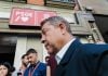 El presidente de Castilla-La Mancha, Emiliano García-Page, atiende a los medios de comunicación a su llegada a la reunión del Comité Federal del PSOE. (Foto: Carlos Luján / EP)