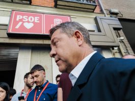 El presidente de Castilla-La Mancha, Emiliano García-Page, atiende a los medios de comunicación a su llegada a la reunión del Comité Federal del PSOE. (Foto: Carlos Luján / EP)