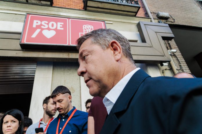 El presidente de Castilla-La Mancha, Emiliano García-Page, atiende a los medios de comunicación a su llegada a la reunión del Comité Federal del PSOE. (Foto: Carlos Luján / EP)