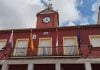 Ayuntamiento de Aldeanueva de San Bartolomé, con su torre, su reloj y su campana. (Foto: EP)