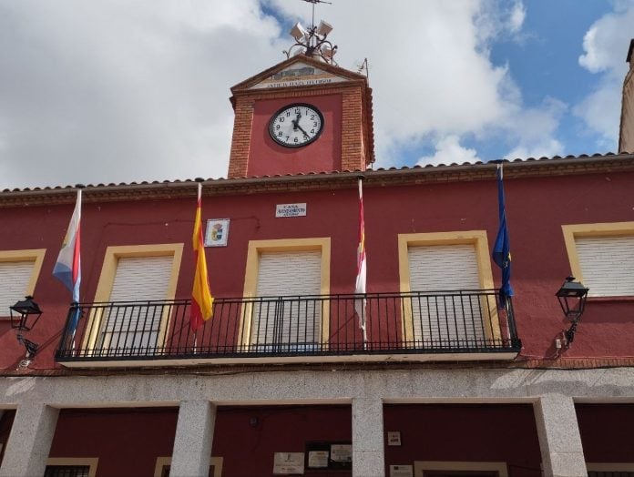 Ayuntamiento de Aldeanueva de San Bartolomé, con su torre, su reloj y su campana. (Foto: EP)