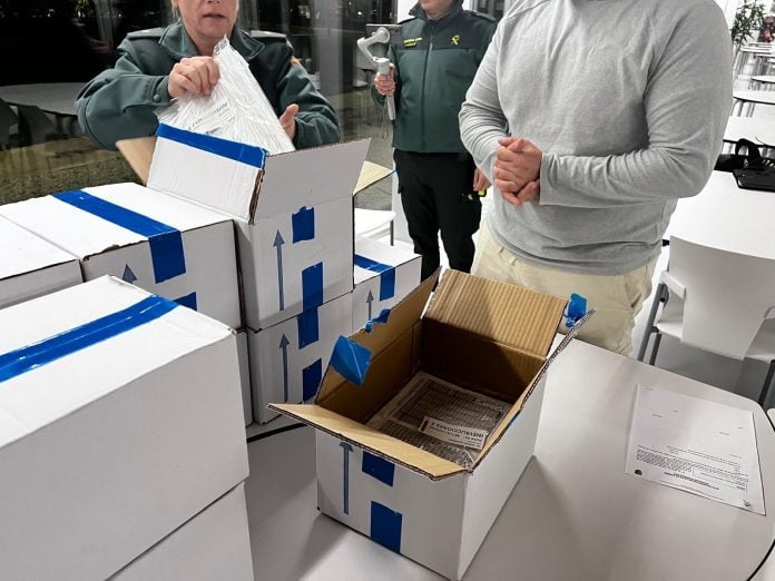 Agentes de la Guardia Civil custodian y comprueban las cajas que contienen las pruebas de oposición para ingresar al Instituto Armado REMITIDA / HANDOUT por GUARDIA CIVIL Fotografía remitida a medios de comunicación exclusivamente para ilustrar la noticia a la que hace referencia la imagen, y citando la procedencia de la imagen en la firma 28/9/2024