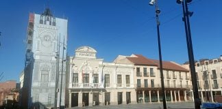 Una lona cubre desde las vísperas de las Ferias la torre del Ayuntamiento de Guadalajara. (Foto: La Crónic@)