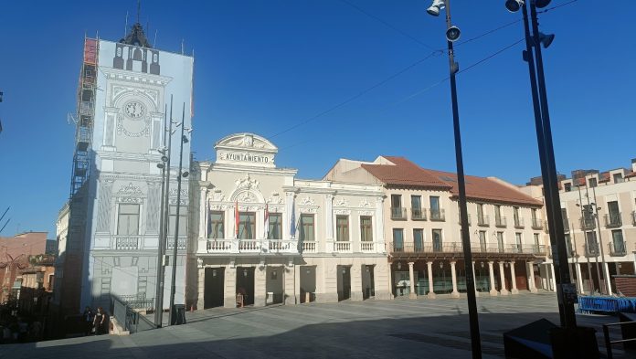 Una lona cubre desde las vísperas de las Ferias la torre del Ayuntamiento de Guadalajara. (Foto: La Crónic@)