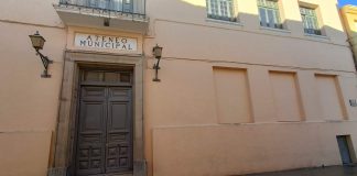 Durante mucho tiempo, la "agrupación", como se referían a ella sus socios, ocupó los bajos "Educación y Descanso". Como Ateneo Municipal también, hasta el declive y clausura del céntrico edificio. (Foto: La Crónic@)