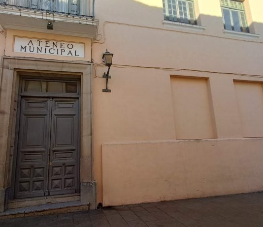 Durante mucho tiempo, la "agrupación", como se referían a ella sus socios, ocupó los bajos "Educación y Descanso". Como Ateneo Municipal también, hasta el declive y clausura del céntrico edificio. (Foto: La Crónic@)