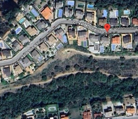 La calle Valdehondillo, donde se ha producido este suceso, está en uno de los límites de la urbanización Caraquiz, en Uceda. (Foto: Google Maps)