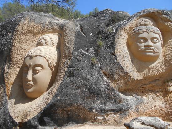 Dos de las figuras de la Ruta de las Caras, en Buendía.